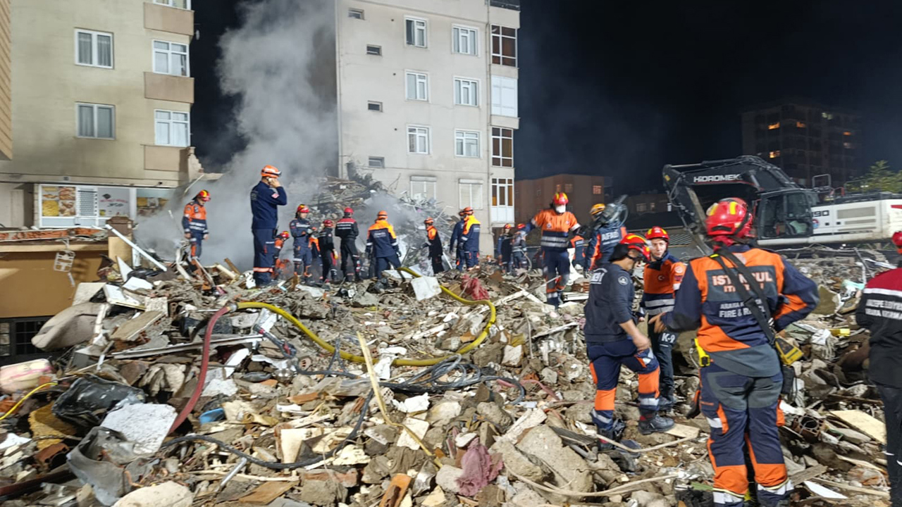 Maltepe’de çöken binada kontrollü yıkım sürüyor