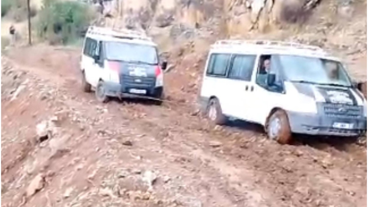 Bozuk köy yolunda araçlar çıkamayınca cenaze kilometrelerce omuzlarda taşındı