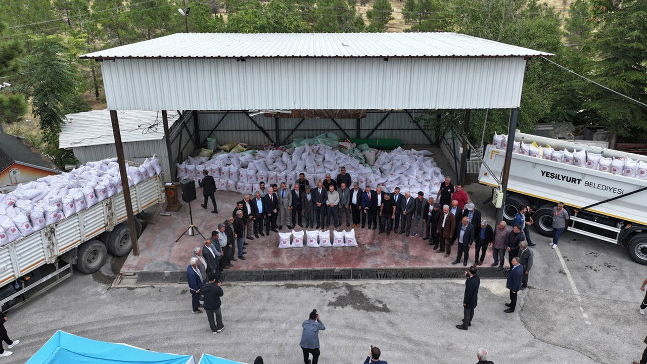 Yeşilyurt Belediyesi'nden üreticilere 60 ton arpa desteği