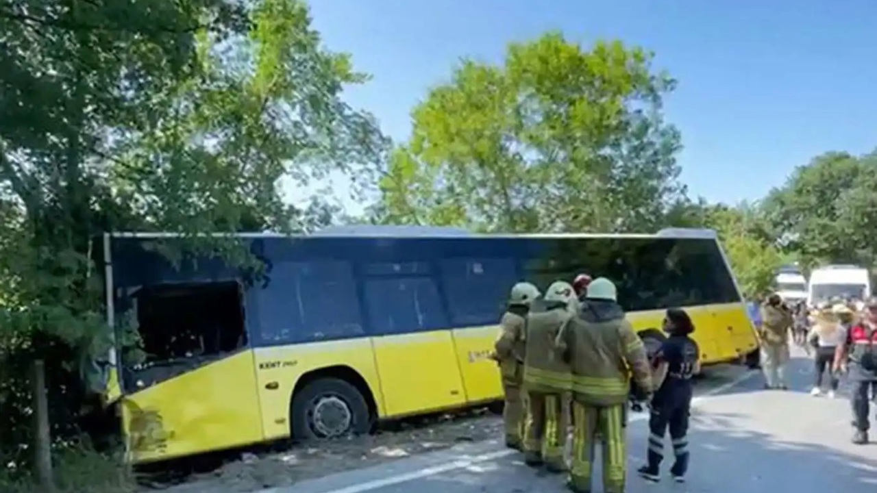 Maltepe’de yol çöktü, İETT otobüsü mahsur kaldı 