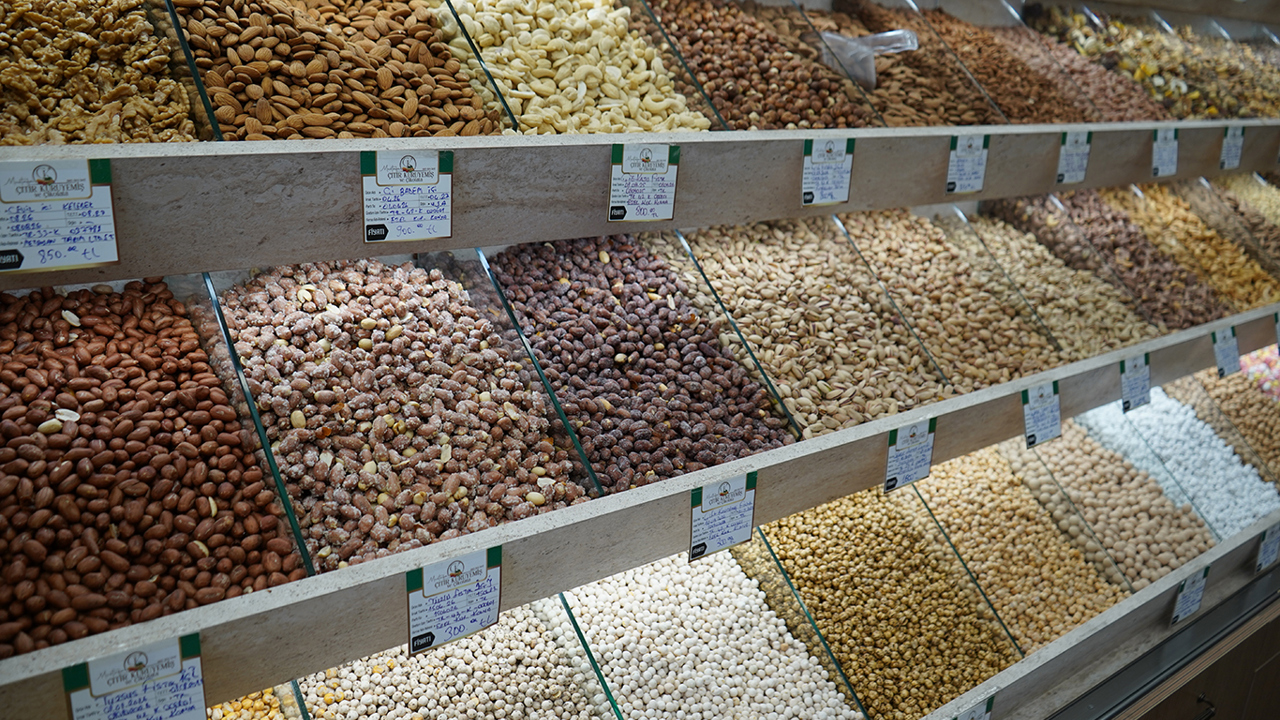 Düğün sezonunda kuruyemiş esnafı umduğunu bulamadı