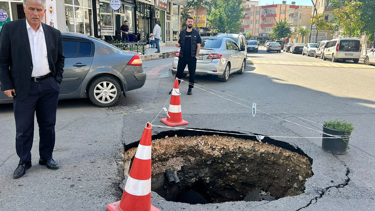 Batman'da yolda oluşan derin göçük endişeye neden oldu