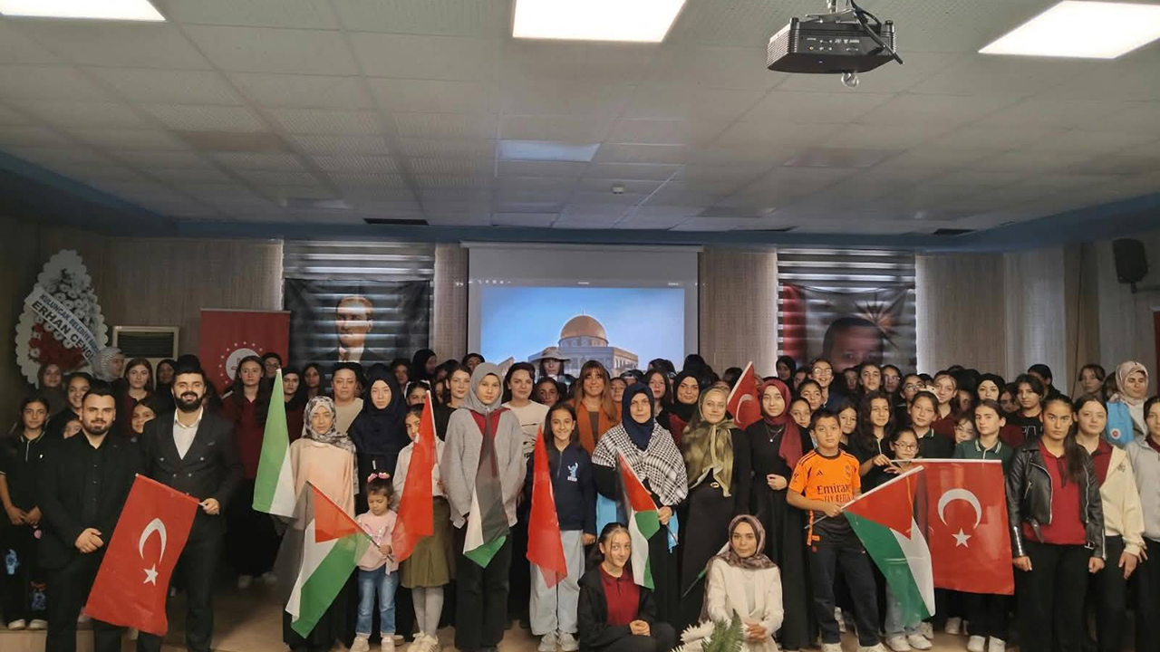 Öğrenciler "Mescid-i Aksa ve Umut" tiyatro gösterisinde buluştu