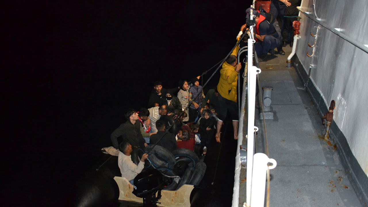 İzmir açıklarında 13 düzensiz göçmen yakalandı