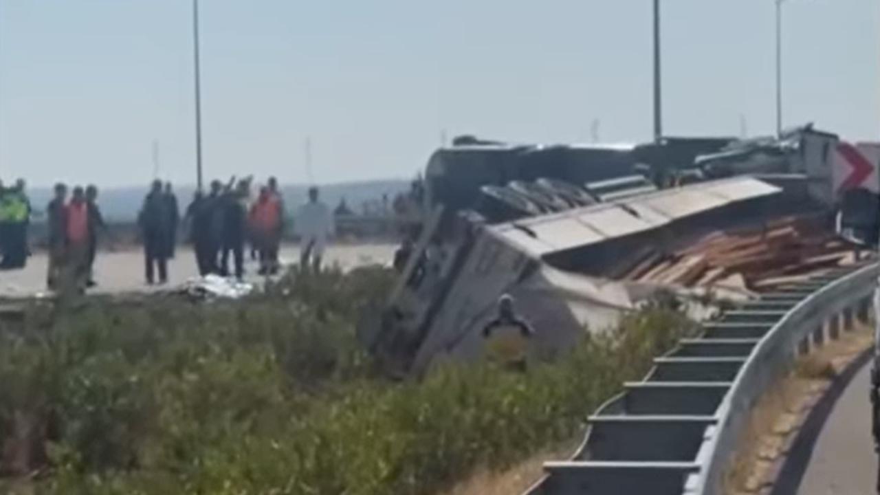 Manisa'da tur otobüsü ile çekici çarpıştı: 11 kişi hayatını kaybetti, 27 yaralı
