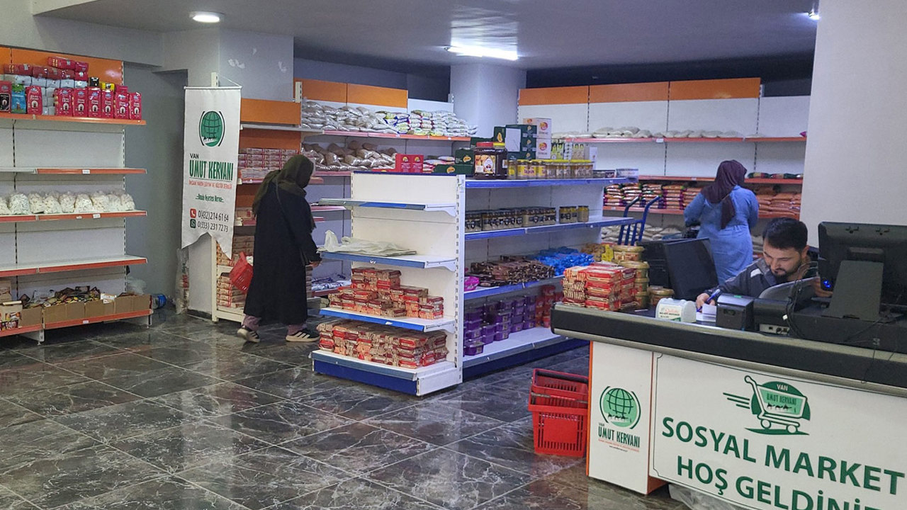 Umut Kervanı Van’da 250 ihtiyaç sahibi ailenin yüzünü güldürdü
