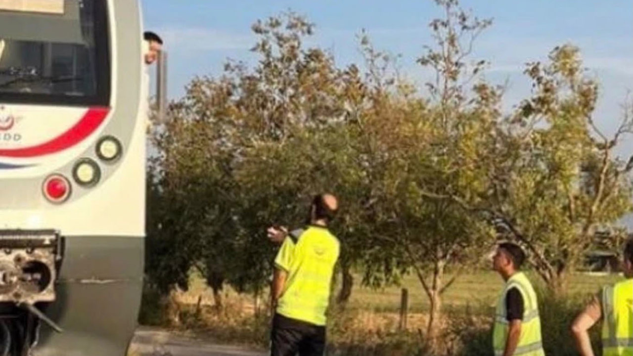 Bayındır’da yolcu treni traktöre çarptı: 2 yaralı