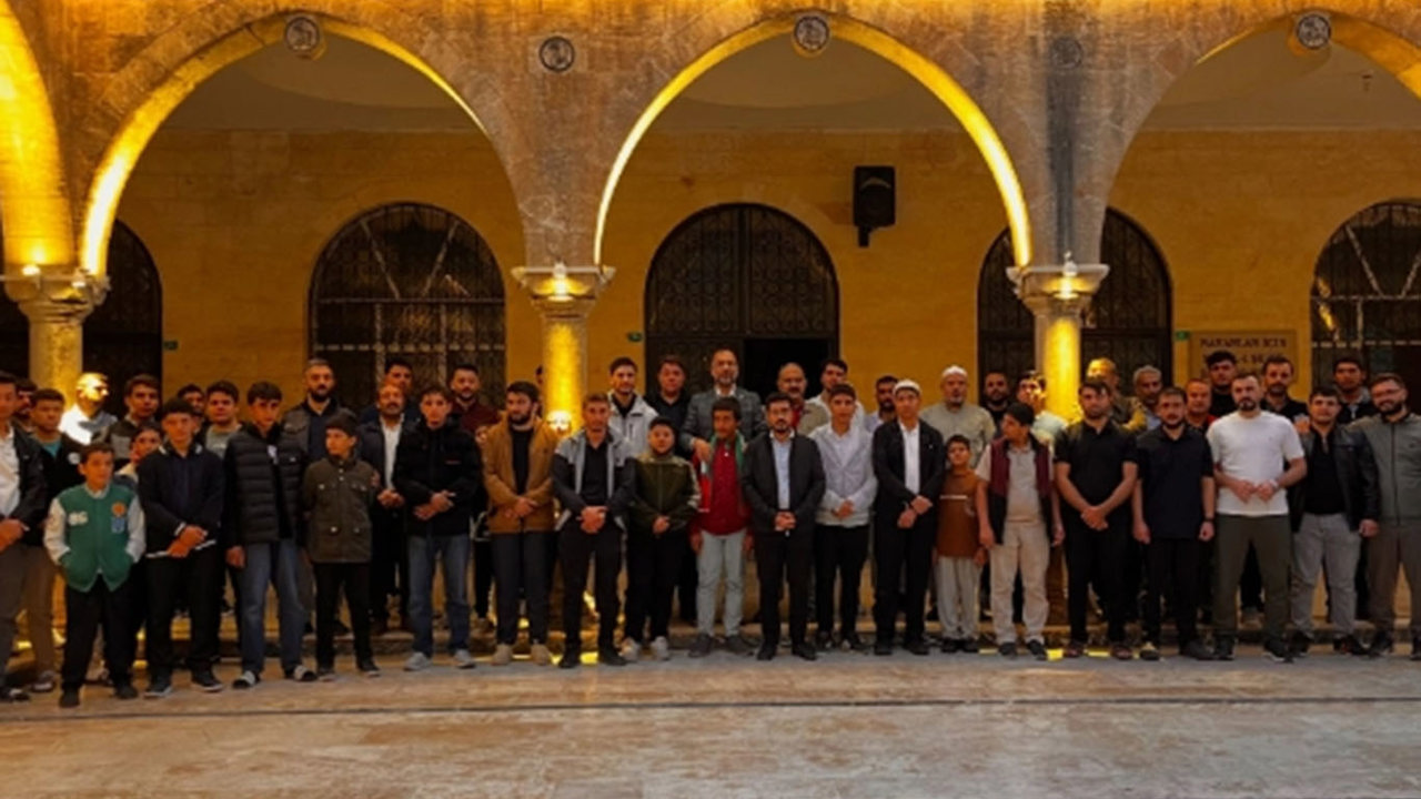 Hür Gençlik Şanlıurfa sabah namazında Dergâh Camisi'nde buluştu