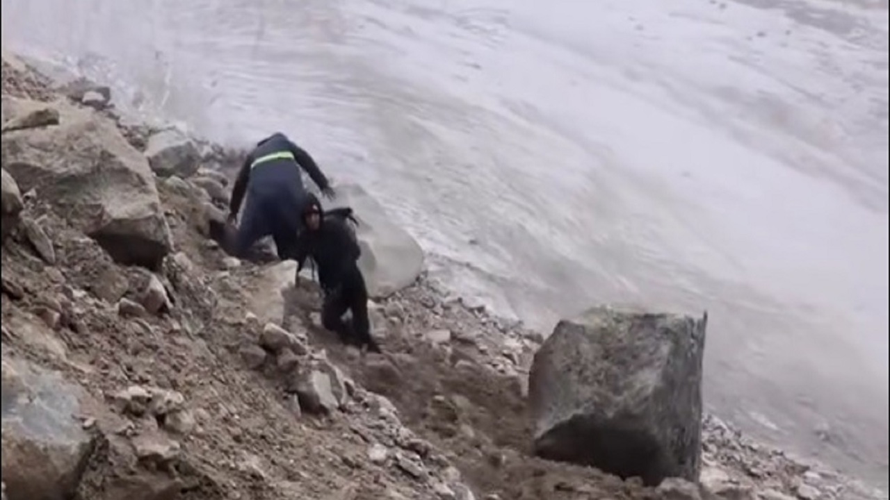 Ağrı Dağı’nda dev kayalar dağcıların üzerine yuvarlandı!