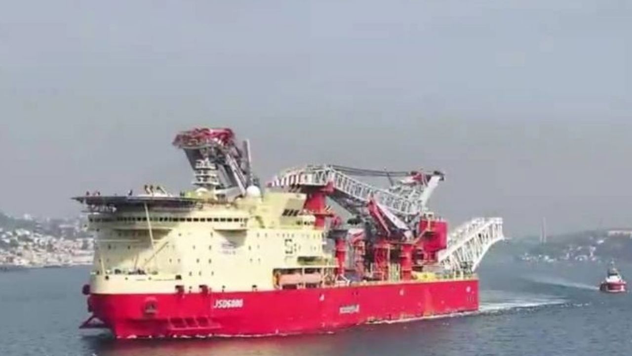İstanbul Boğazı'ndan JSD6000 boru döşeme gemisi geçti