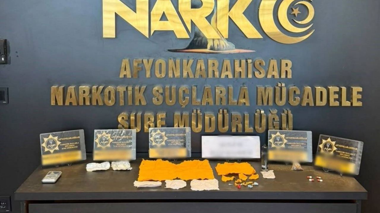 Afyonkarahisar'da peçeteye emdirilmiş uyuşturucu ve sentetik ecza ele geçirildi