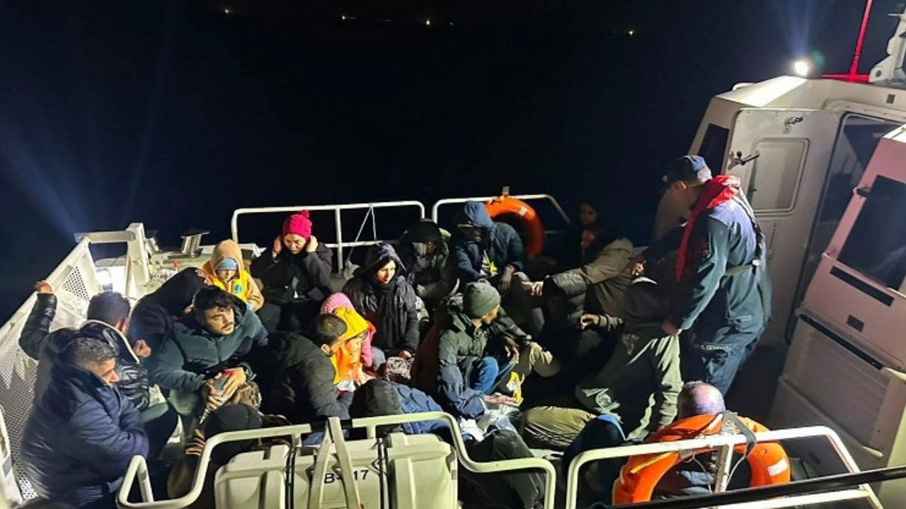 İzmir açıklarında 23 düzensiz göçmen kurtarıldı