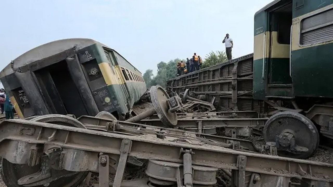 Pakistan'da tren raydan çıktı: 5 ölü 30 yaralı