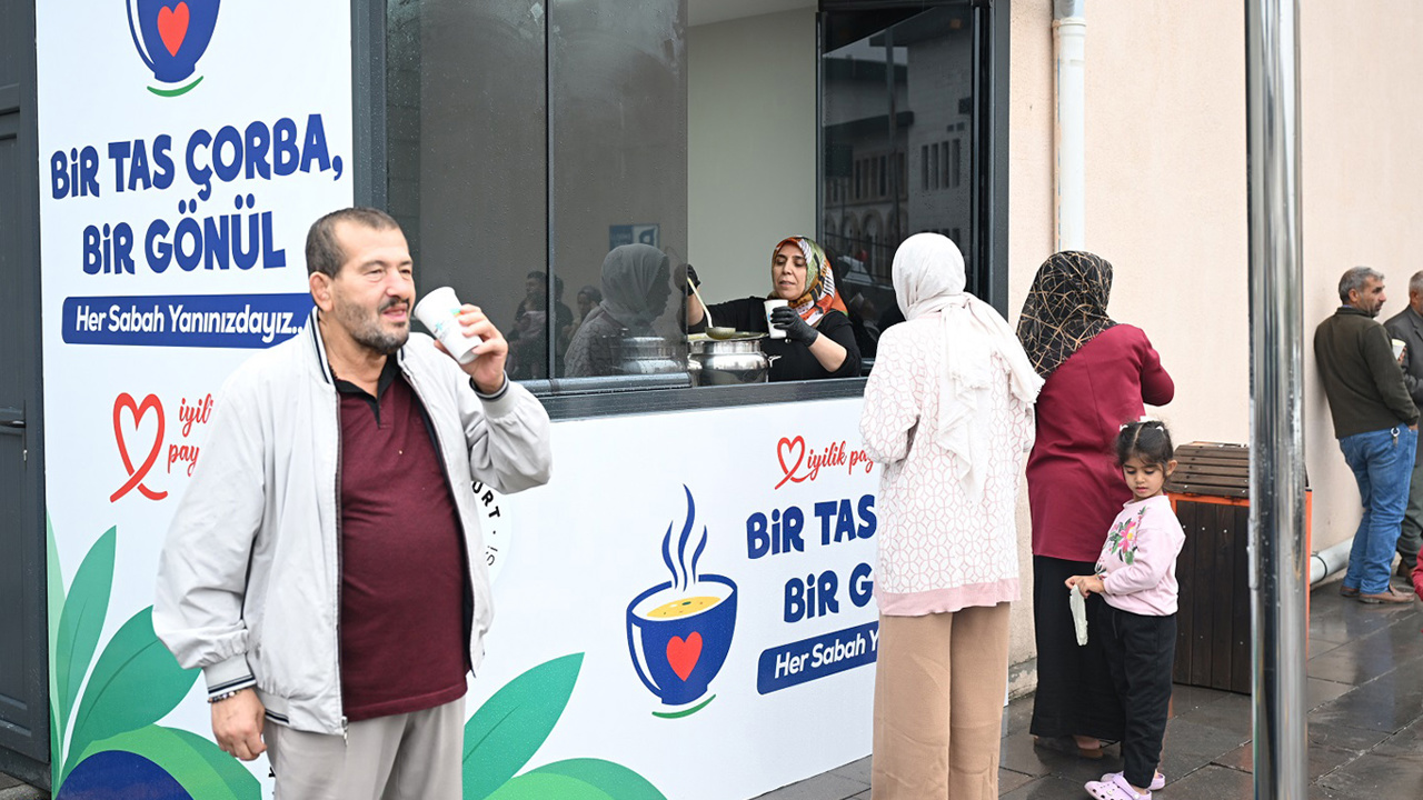 Malatya'da hasta ve hasta yakınlarına sıcak çorba ikramı