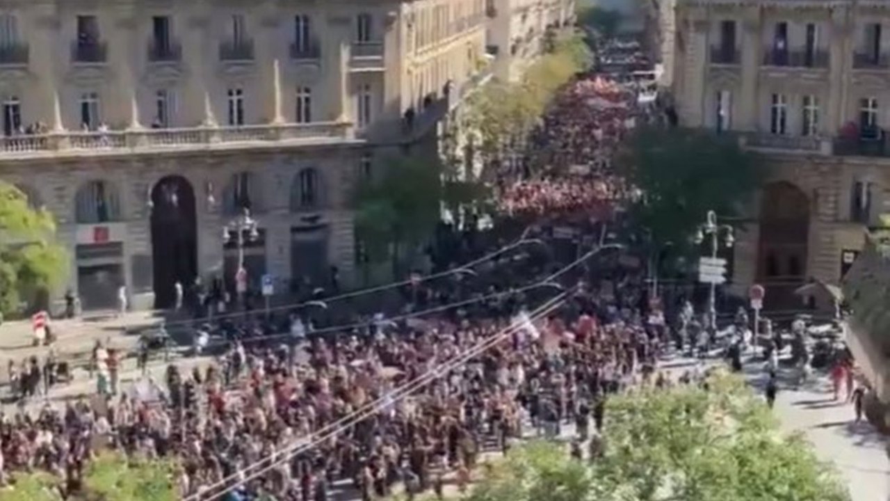 Fransa'da lise ve üniversite öğrencileri 360 protesto gösterisi düzenledi
