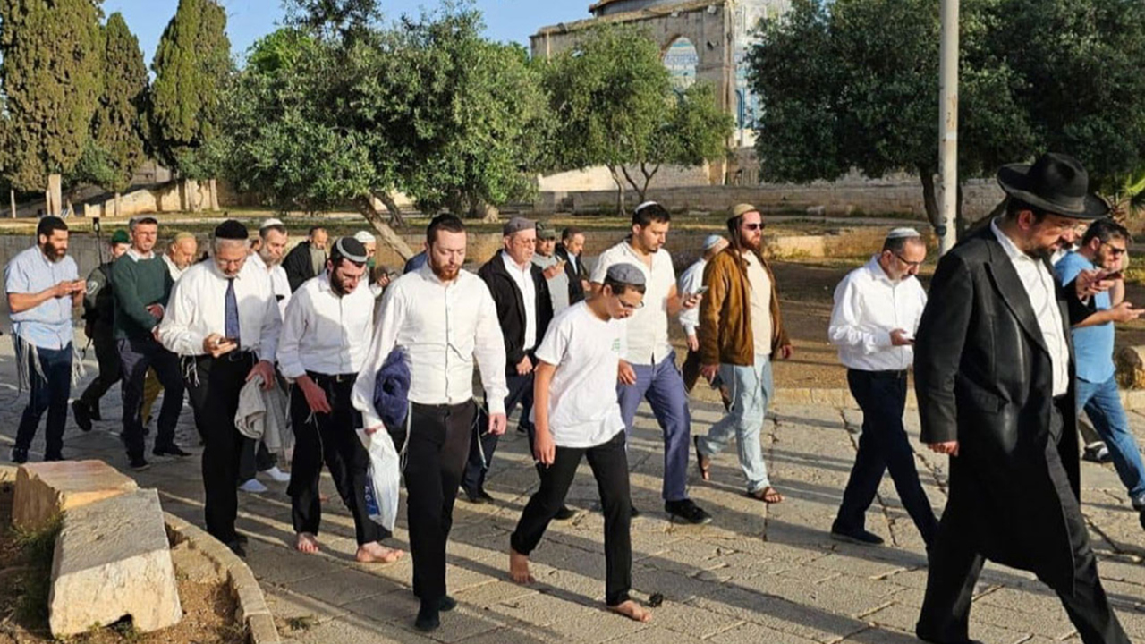 Siyonist işgalciler Mescid-i Aksa'ya baskın düzenledi