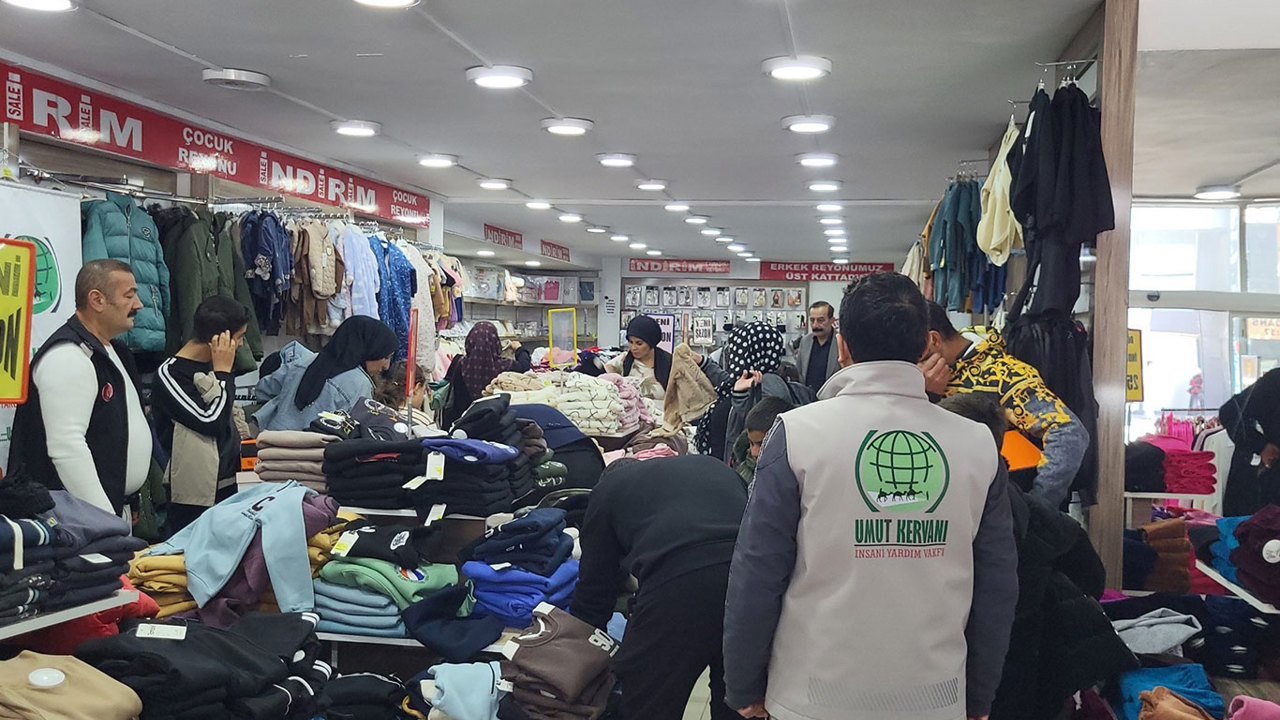 Umut Kervanından Van'da ihtiyaç sahibi çocuklara kışlık yardım
