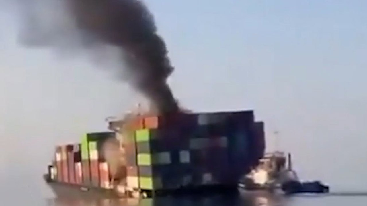 Singapur bayraklı konteyner gemisi Hürmüz Boğazı yakınlarında battı