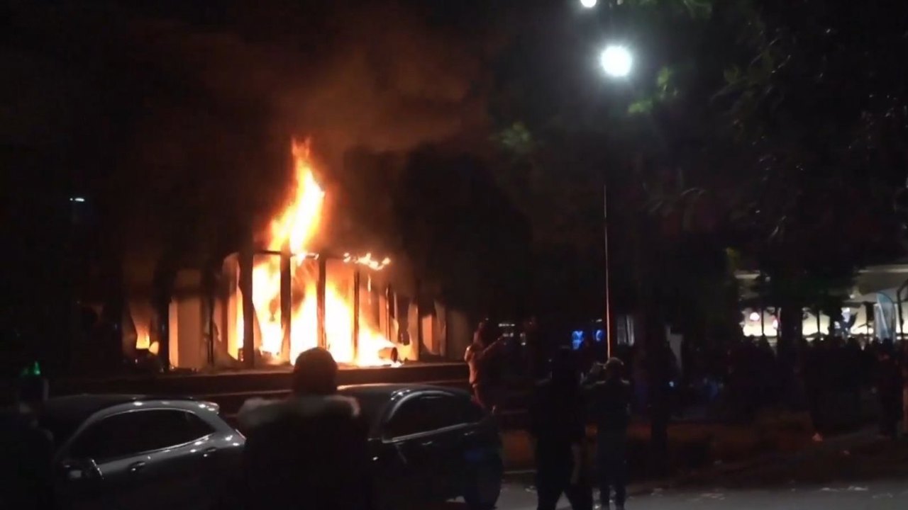 Arnavut protestocular Tiran genelindeki hükümet binalarını tahrip ediyor