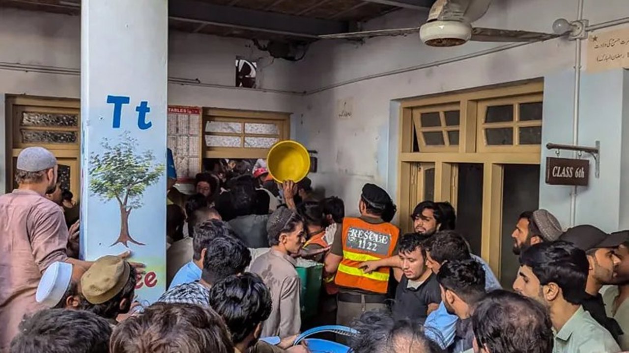 Pakistan'da bir okulun çatısının çökmesi sonucu ölü sayısı 33'e yükseldi