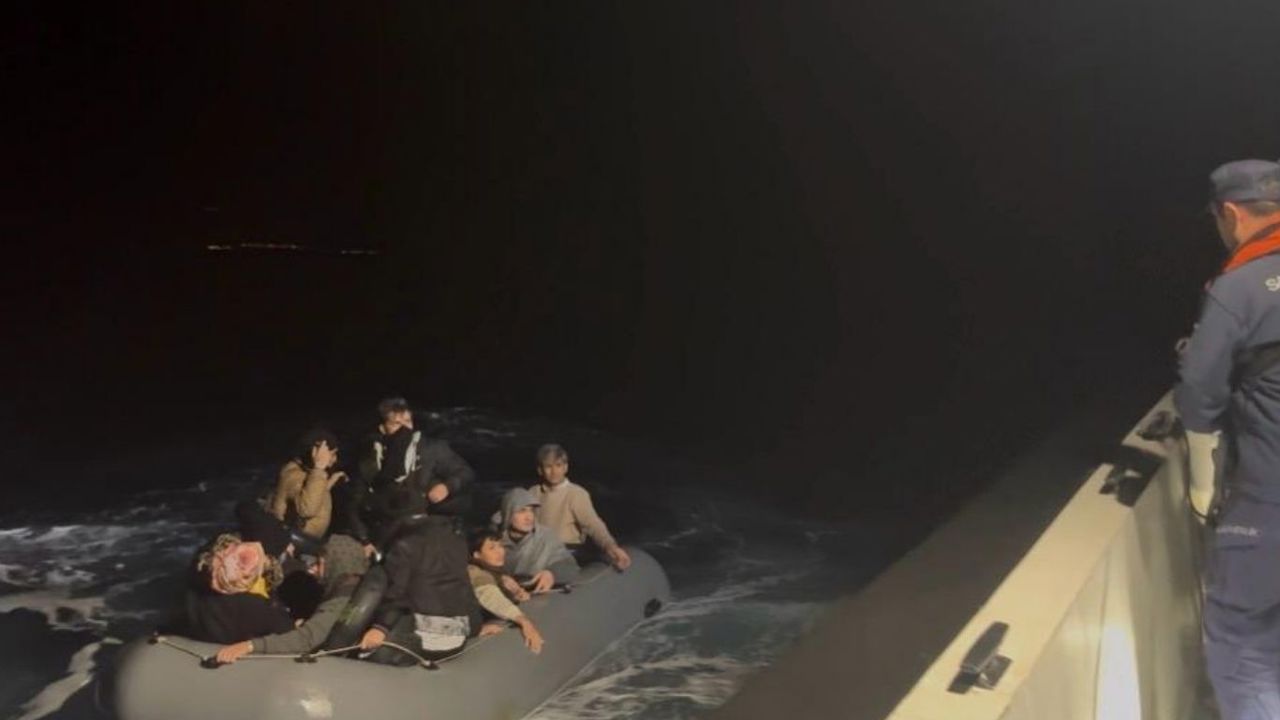 Çanakkale açıklarında 14 düzensiz göçmen kurtarıldı