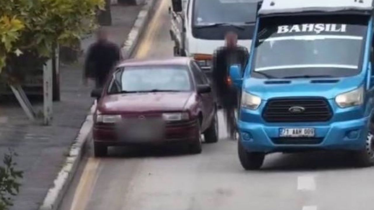 Direksiyonu yolcuya bırakıp yaya numarası yaptı, 80 bin lira ceza yedi