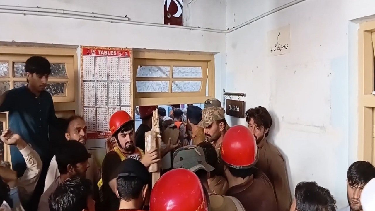 Pakistan’da okulun çatısının çökmesi sonucu ölü sayısı 35’e yükseldi