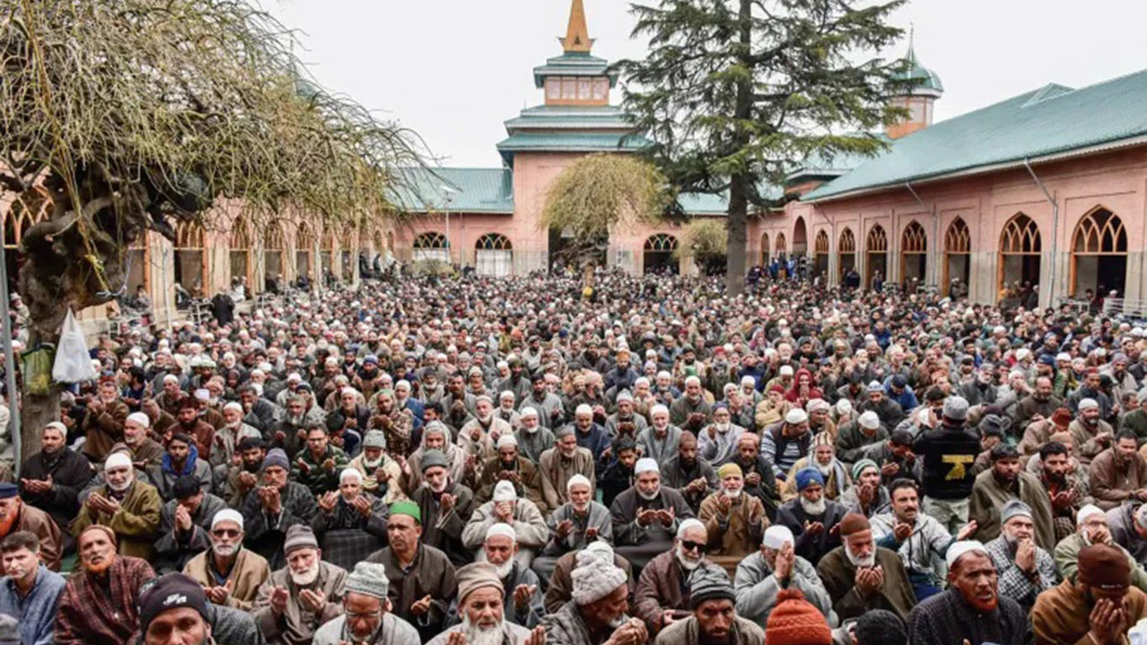 Keşmirli Müslümanların tepkisi sonuç verdi: Cuma hutbesini tek merkezden belirleme girişimi geri çekildi