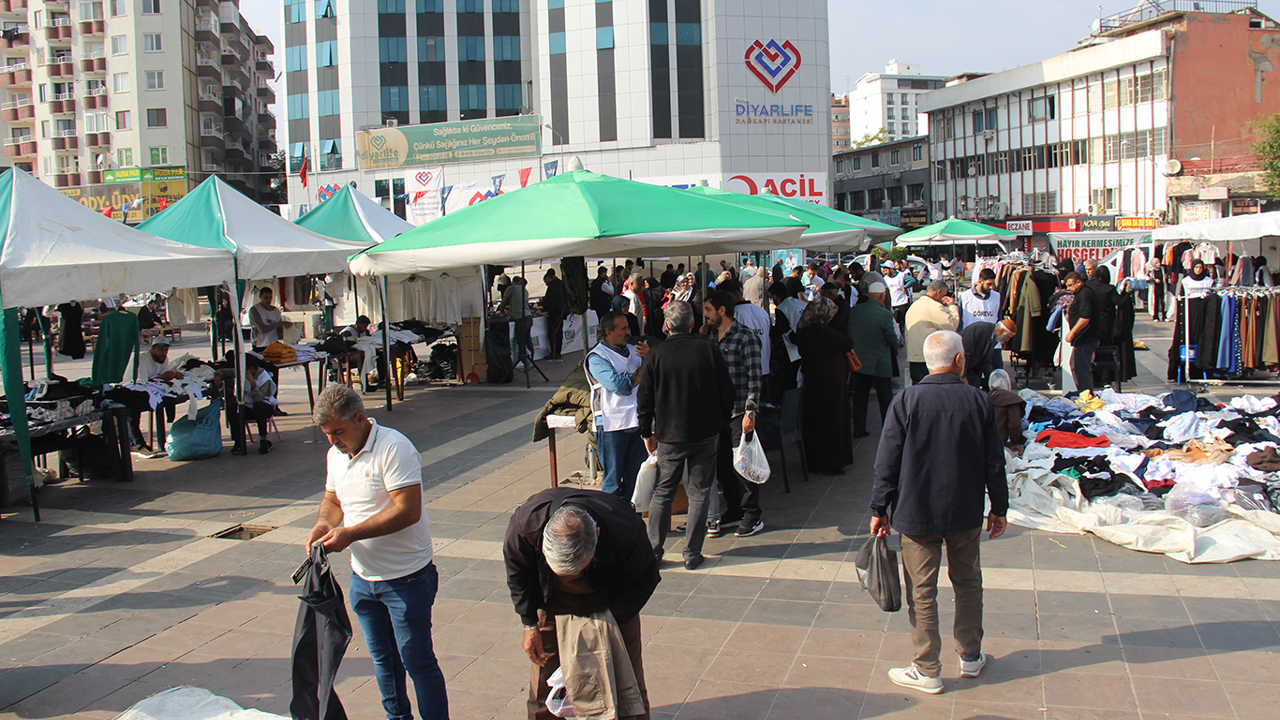 İhtiyaç sahiplerine yararına düzenlenen kermes yoğun ilgiyle devam ediyor