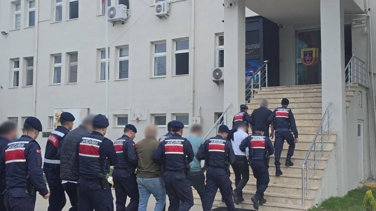 Radar ve yol kontrollerini paylaşan şüphelilere operasyon: 8 gözaltı