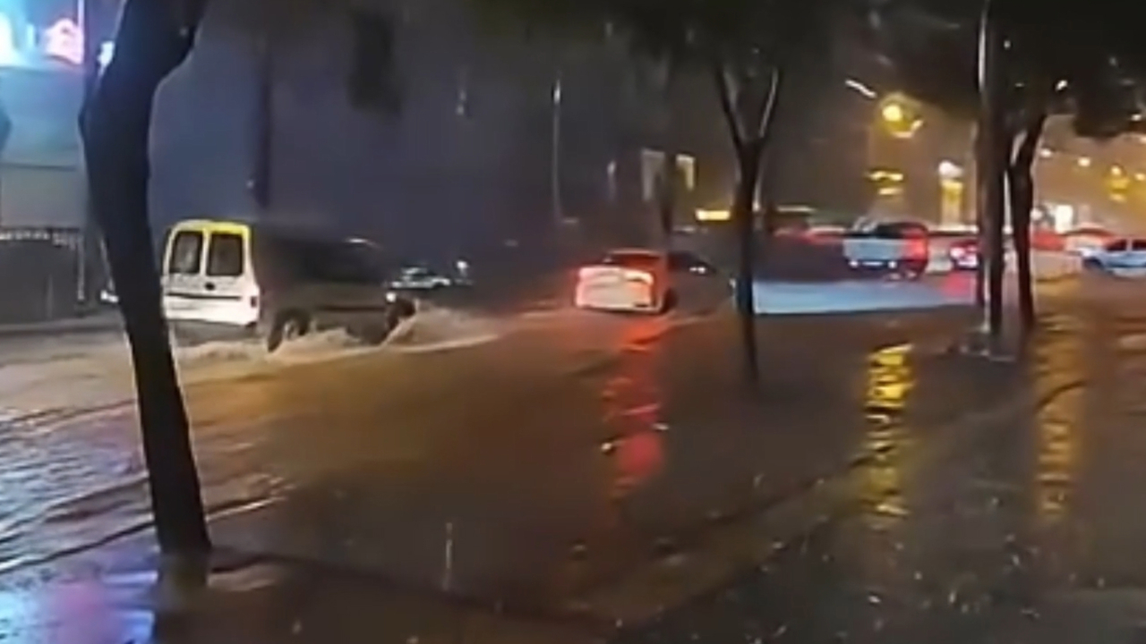 Mersin'de sağanak yağış su baskınlarına neden oldu