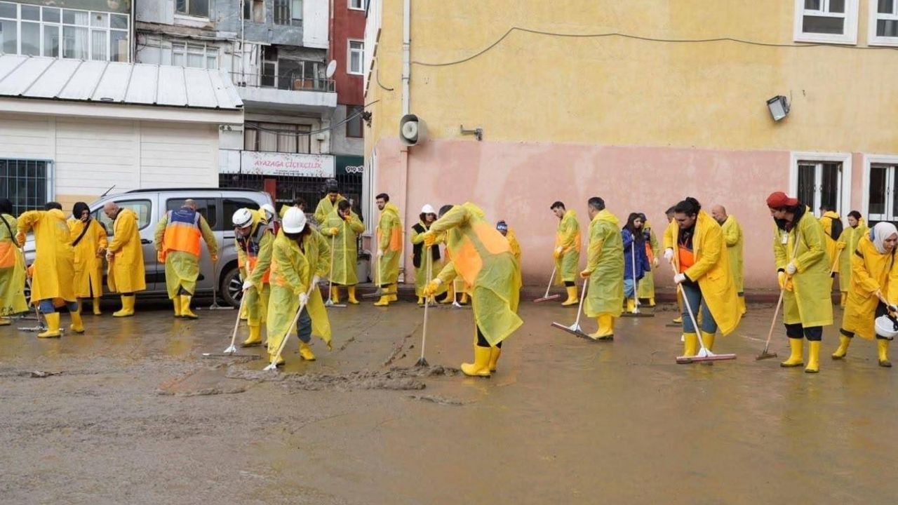 AFAD: Sel ve su baskınlarında 60 bin 395 personel ile 8 bin 927 araç görev yapmaktadır