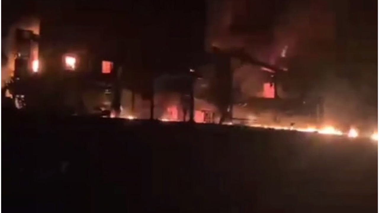 Hürmüz Boğazı’nda süper tanker mayına çarparak alev aldı