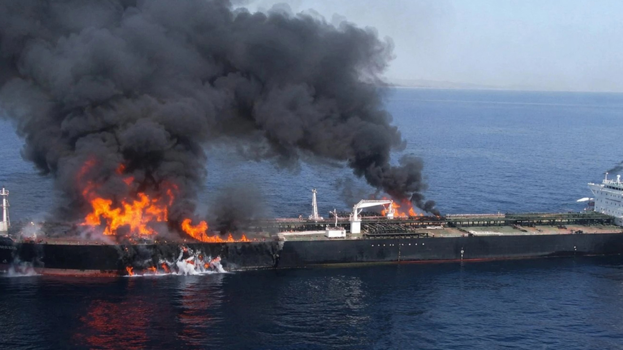 Süper tanker mayına çarptı: Hürmüz Boğazı'ndan geçen gemide patlama meydana geldi