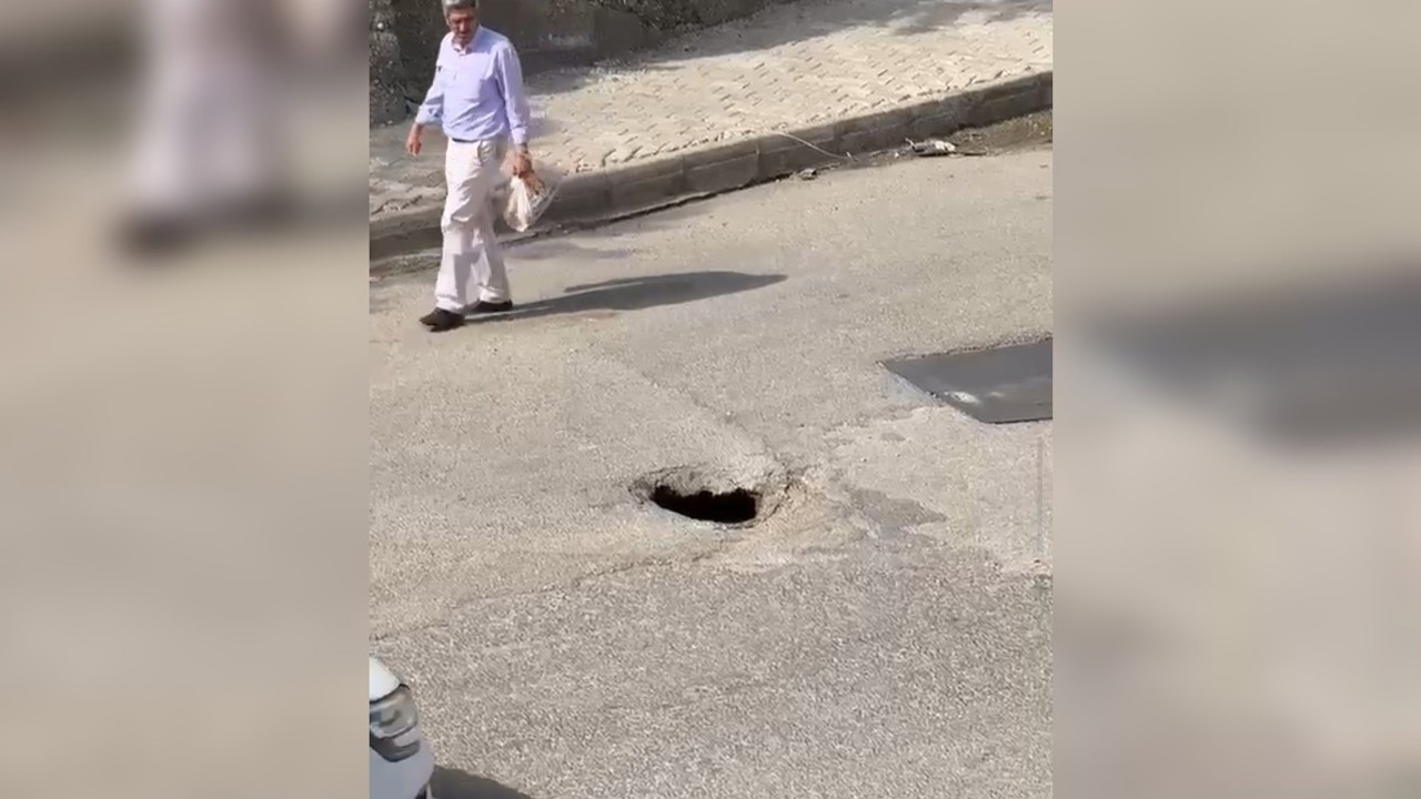 Nusaybin’de cadde ortasındaki çukur tehlike saçıyor