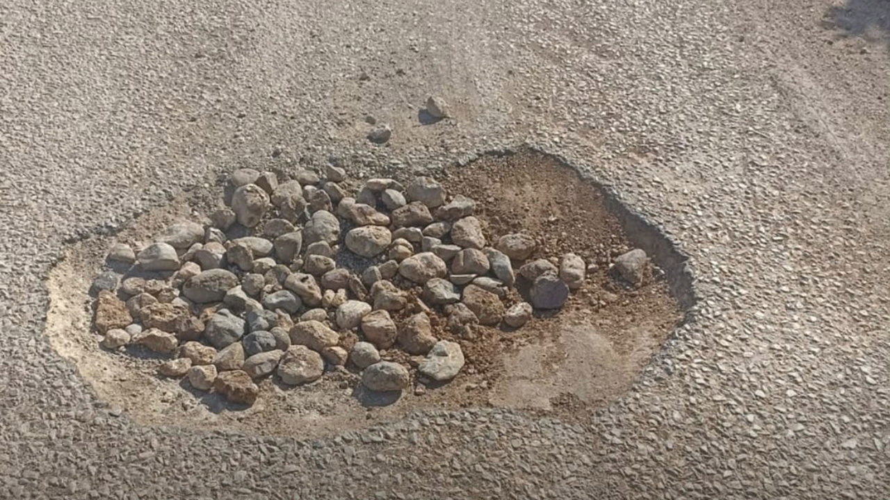 Menderes’te bozuk yollar vatandaşların tepkisini çekiyor