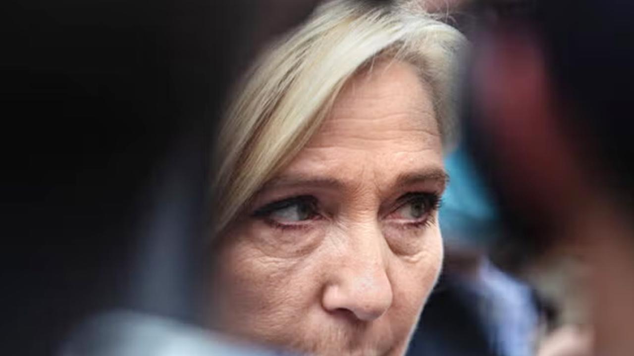 Başörtüsüne yasak, kipaya özgürlük: Fransız Le Pen için "ikiyüzlü" yorumları