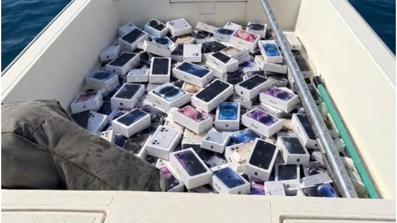 İranlı balıkçılar Hürmüz Boğazı’nda iPhone topluyor!