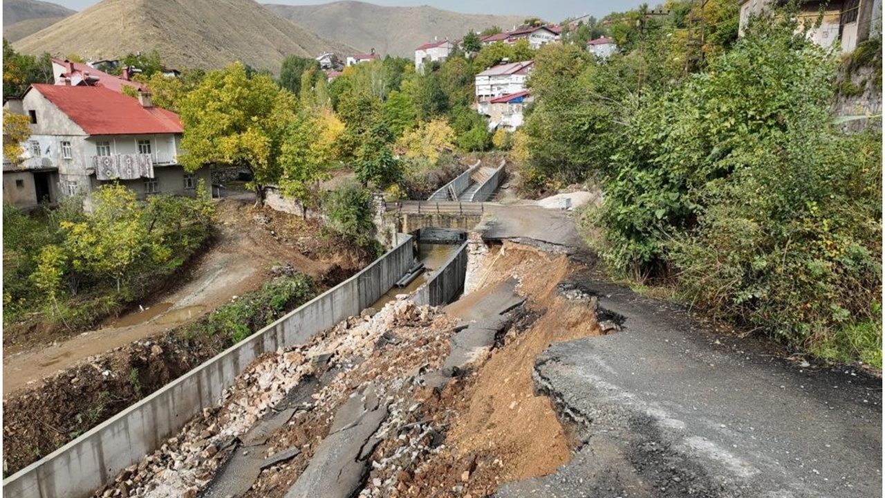 Bitlis’te yoğun yağış sonrası mahalle yolu çöktü