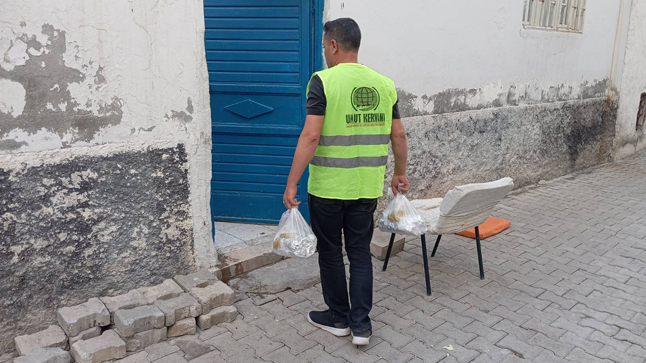 Şanlıurfa'da döner işletmecisinden ihtiyaç sahibi ailelere yemek ikramı