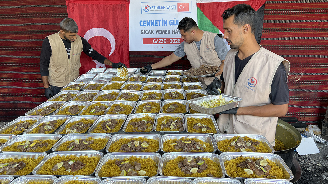 Yetimler Vakfı Gazze'de sıcak yemek yardımlarını sürdürüyor