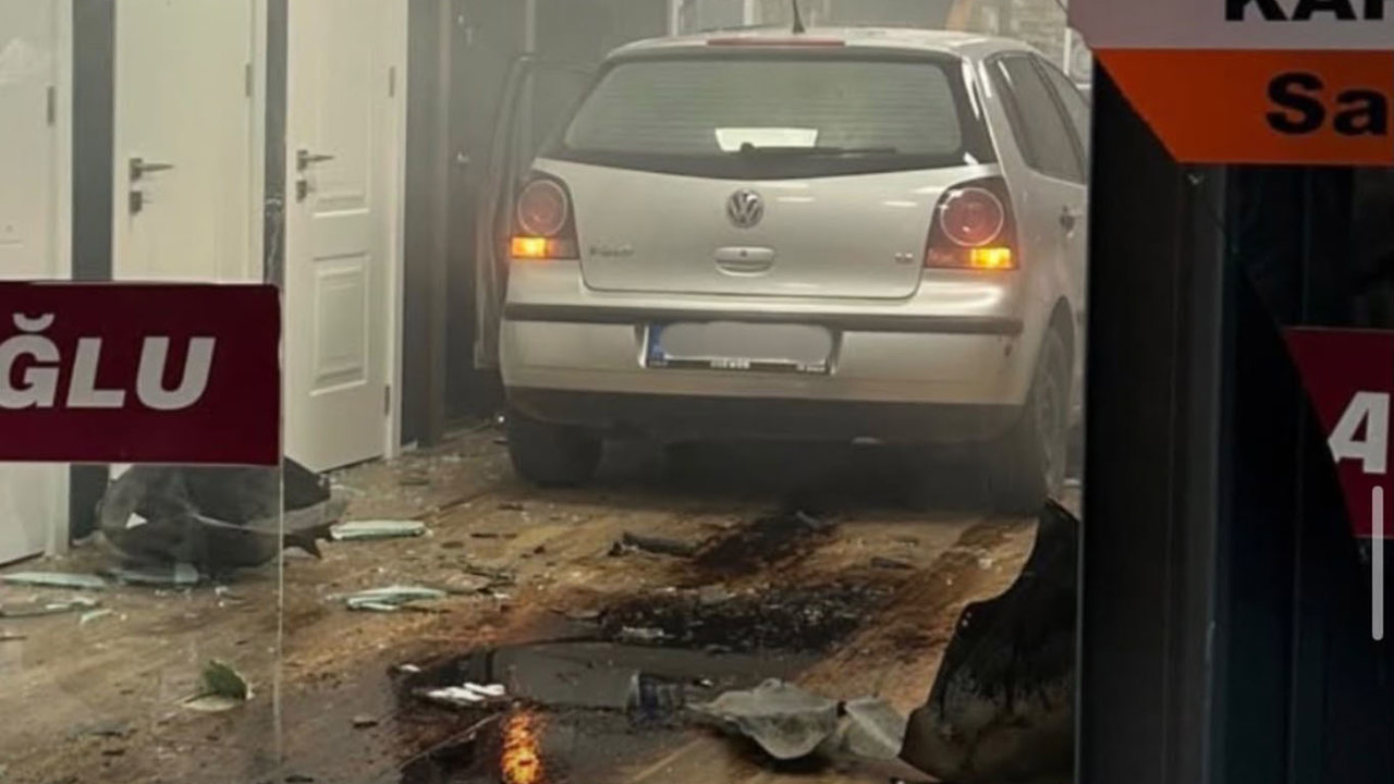 İzmir Gıda Çarşısı’nda otomobil dükkâna girdi