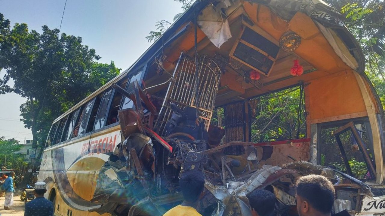 Bangladeş'te otobüs ile kamyon çarpıştı: 14 ölü
