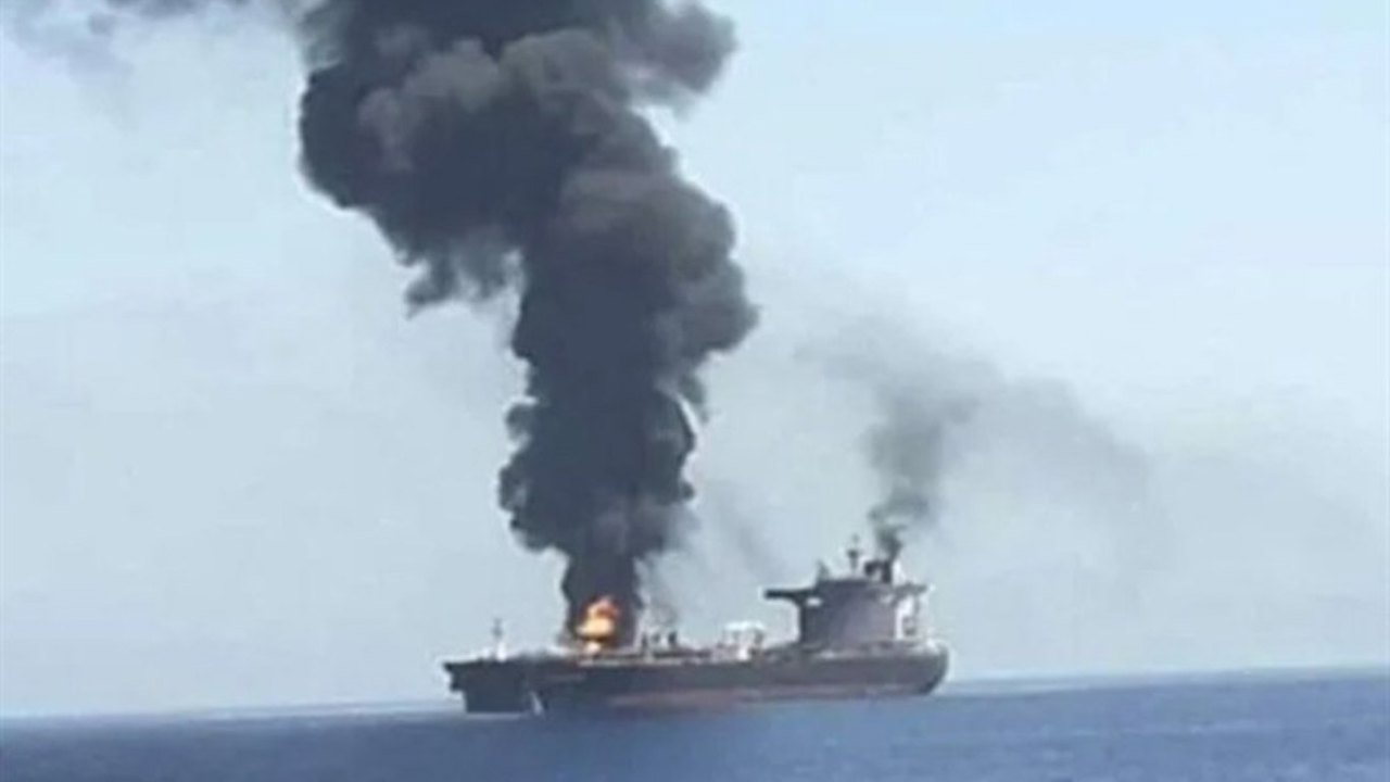 Hürmüz Boğazı'nda iki petrol tankeri mayınlara çarptı