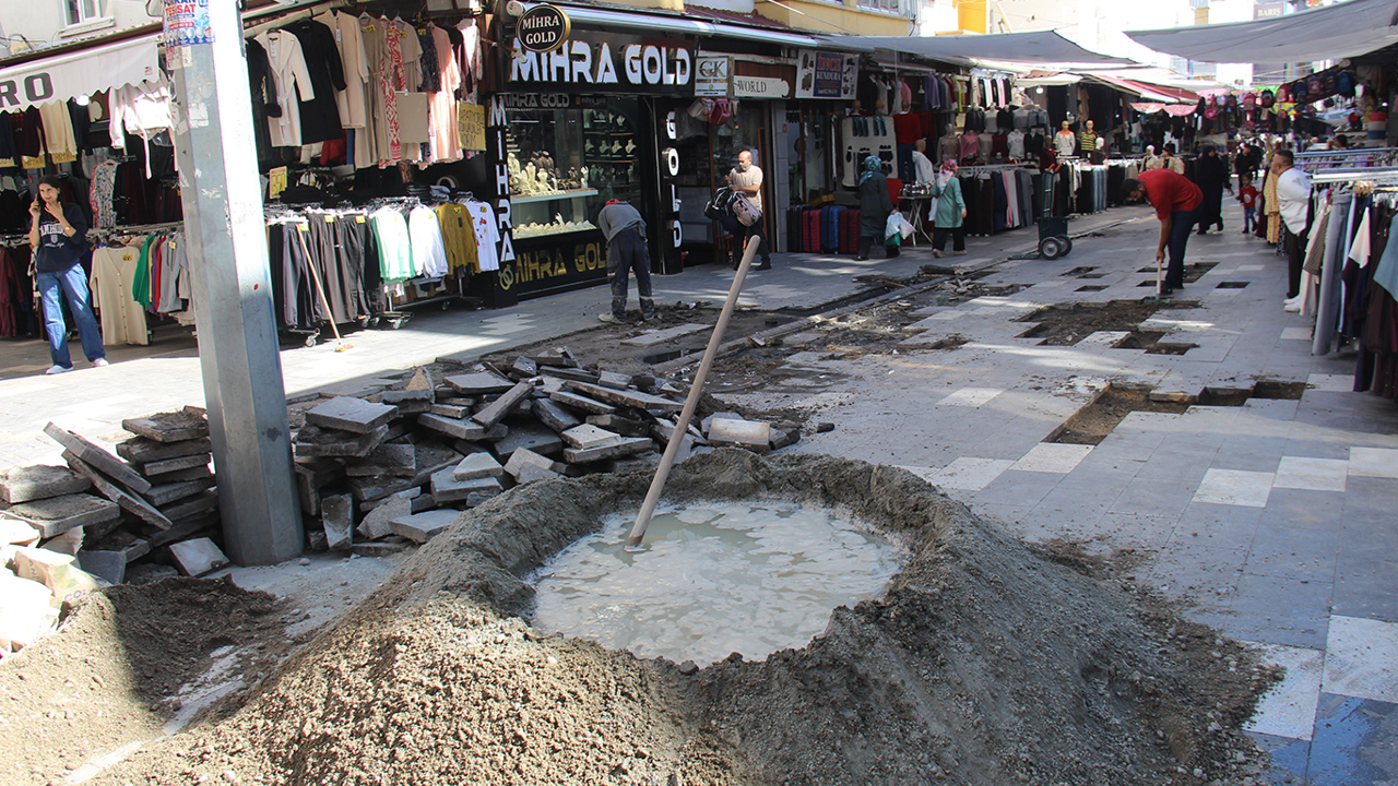 Belediyenin yapmadığı yolu cadde esnafı onarıyor