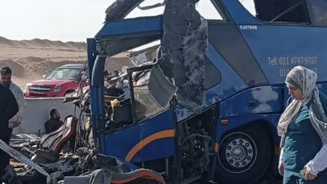 Mısır'da otobüs ile kamyon çarpıştı: 12 ölü