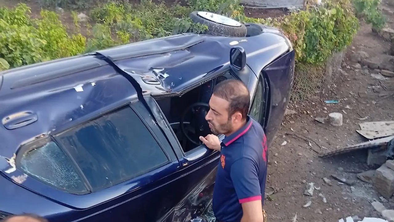 Siirt’te kontrolden çıkan otomobil bir evin bahçesine uçtu: 4 yaralı