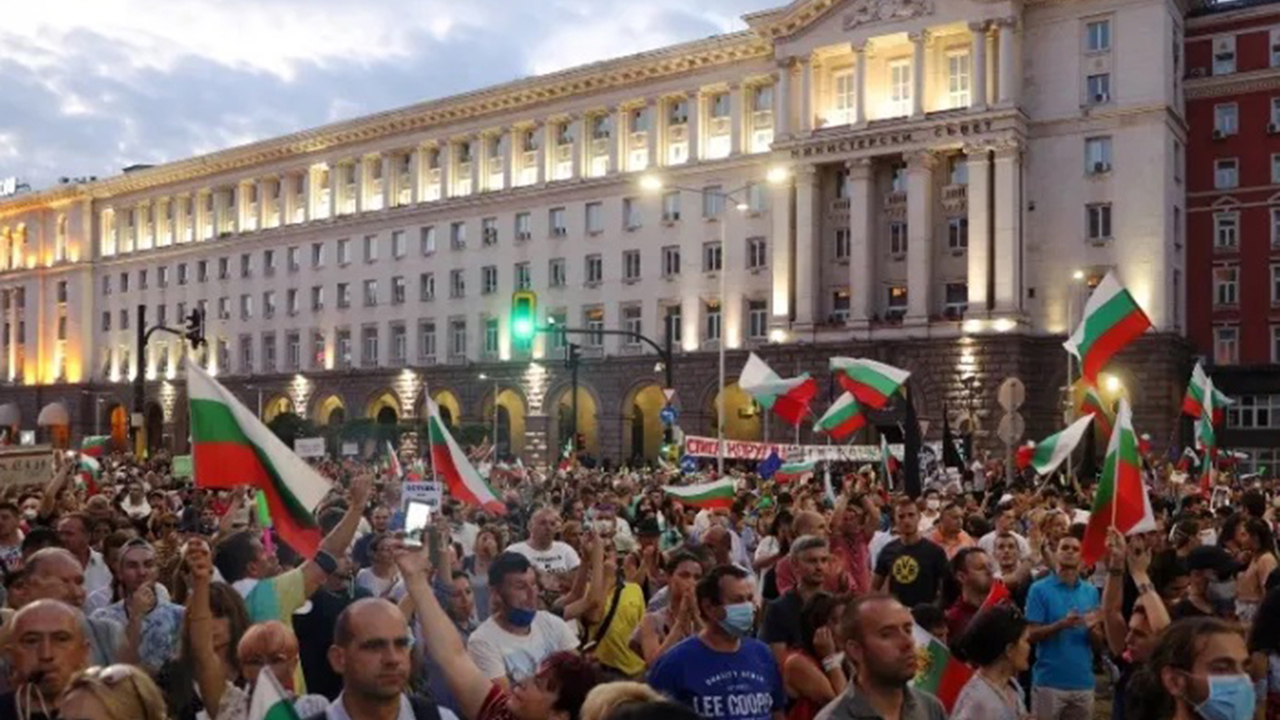 Sofya'da binlerce kişi Yotova ve Radev'i protesto etti