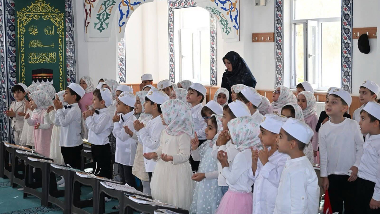 Programda konuşan Yeşilyurt İlçe Müftüsü Dr. Hüseyin Bayrak, Kur'an-ı Kerim 