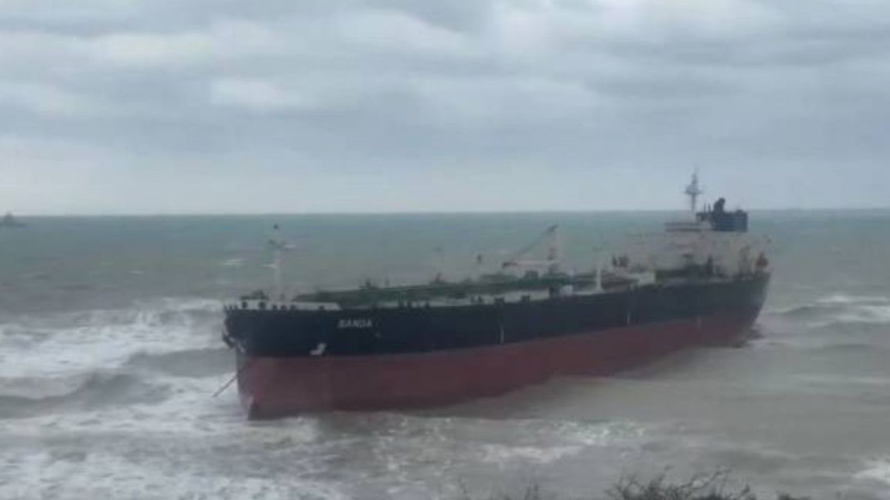 Sarıyer açıklarında karaya oturan 238 metrelik tanker kurtarıldı